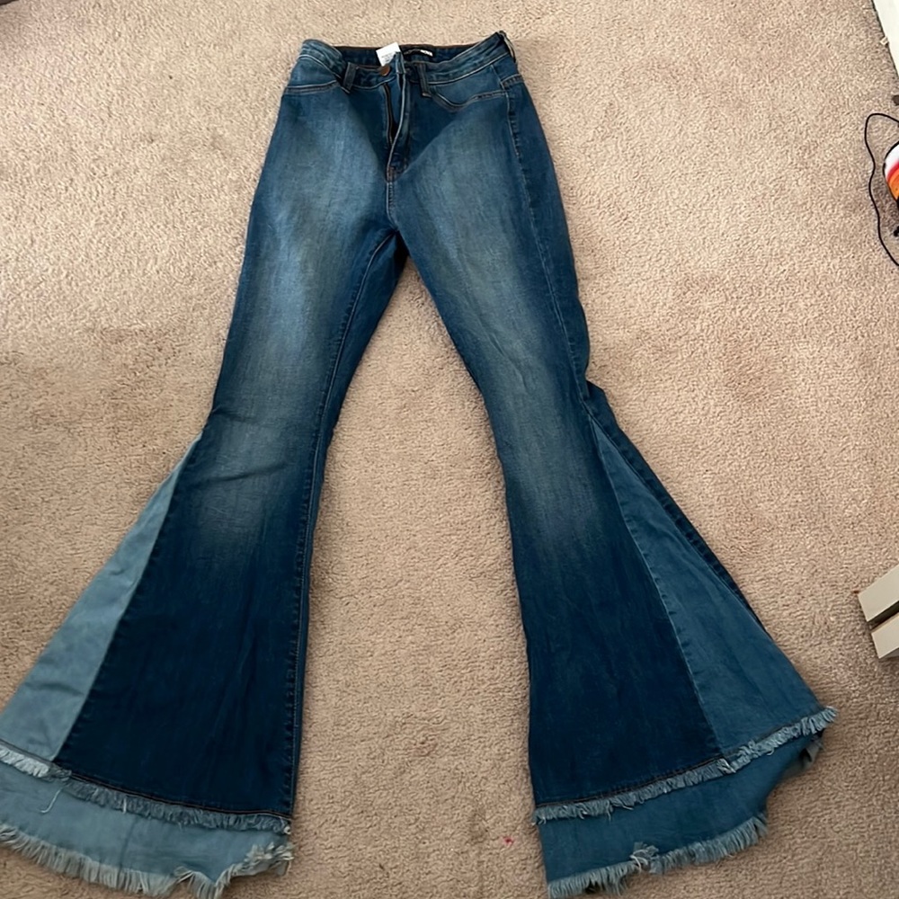 Flare Jeans with different colors at ankle